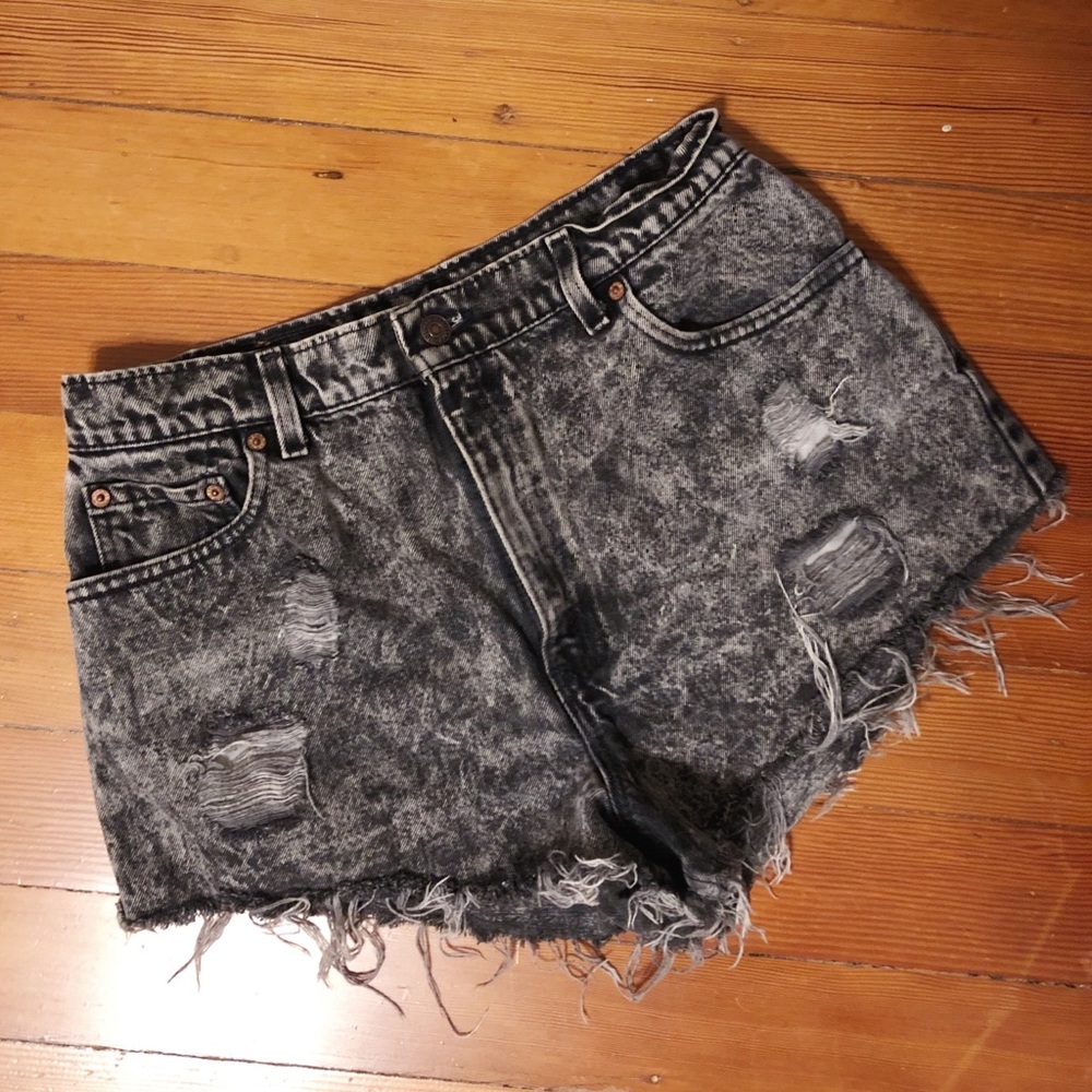 Black acid wash Levi’s denim shorts
